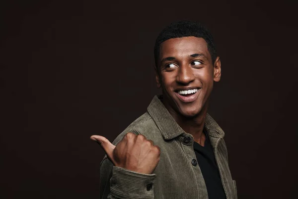 Joven Hombre Negro Vestido Con Camisa Sonriendo Señalando Con Dedo — Foto de Stock