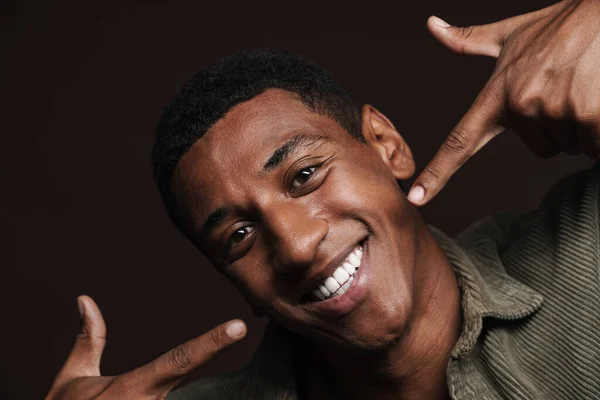 Jonge Zwarte Man Gekleed Shirt Wijzen Vingers Naar Zijn Glimlach — Stockfoto