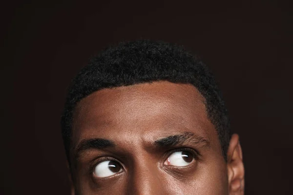 Young Black Man Posing Looking Aside Isolated Brown Wall — Stock Photo, Image