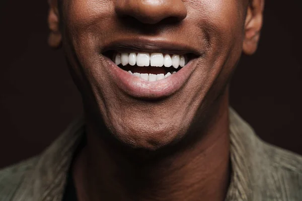 Jonge Zwarte Man Gekleed Shirt Glimlachen Kijken Opzij Geïsoleerd Bruine — Stockfoto