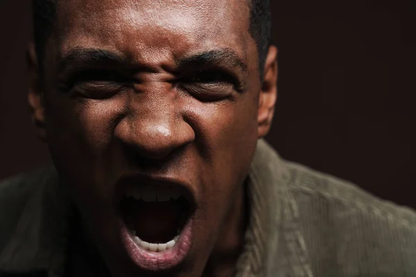 Joven Hombre Negro Frunciendo Ceño Gritando Cámara Aislado Sobre Pared — Foto de Stock