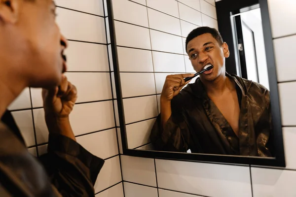 Zwarte Man Draagt Badjas Poetsen Zijn Tanden Ochtend Badkamer — Stockfoto