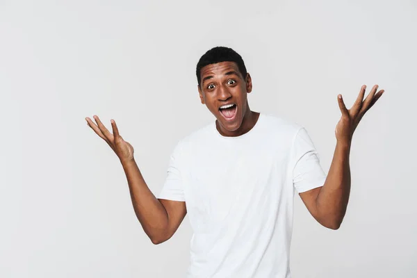 Hombre Negro Expresando Sorpresa Gesto Ante Cámara Aislada Sobre Pared — Foto de Stock