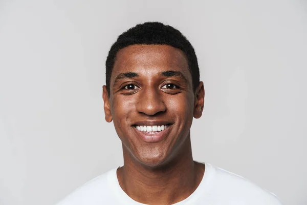 Joven Hombre Negro Camiseta Sonriendo Mirando Cámara Aislada Sobre Pared —  Fotos de Stock