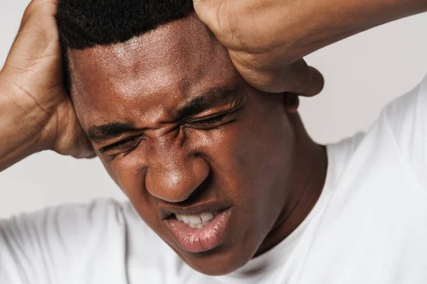 Joven Hombre Negro Camiseta Frunciendo Ceño Mientras Sostiene Cabeza Aislada —  Fotos de Stock