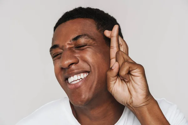 Joven Hombre Negro Sonriendo Mientras Sostiene Los Dedos Cruzados Aislados — Foto de Stock