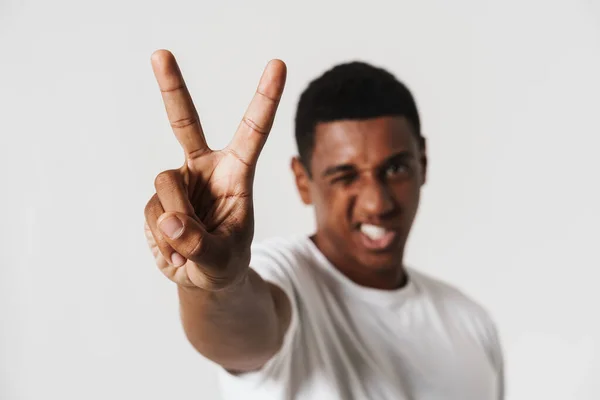 Joven Hombre Negro Haciendo Muecas Mientras Muestra Signo Paz Aislado — Foto de Stock