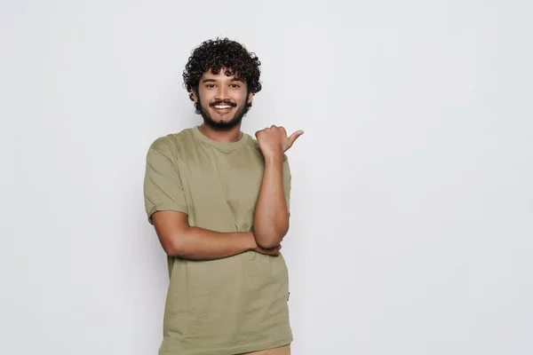 Joven Barbudo Vestido Con Camiseta Sonriendo Señalando Con Dedo Lado —  Fotos de Stock
