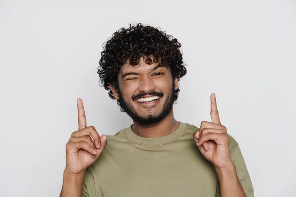 Young Bearded Man Winking Pointing Fingers Upward Isolated White Background — Foto Stock