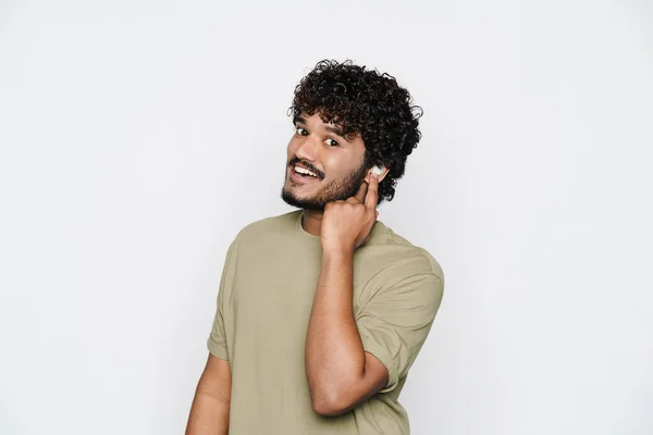Ung Mellanöstern Man Ler Medan Lyssnar Musik Med Hörlurar Isolerade — Stockfoto