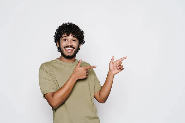 Ung Mellanöstern Man Ler Och Pekar Finger Sidan Isolerad Över — Stockfoto