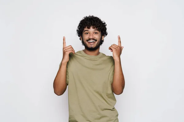 Mladý Muž Blízkého Východu Usmívá Ukazuje Prstem Vzhůru Izolovaný Přes — Stock fotografie