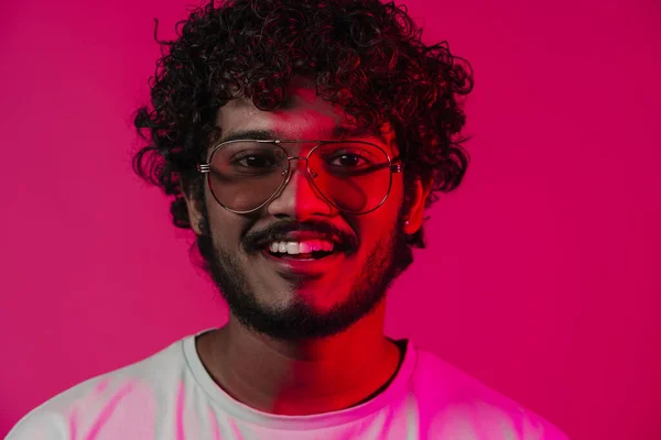 Jonge Man Uit Het Midden Oosten Een Zonnebril Glimlachend Kijkend — Stockfoto