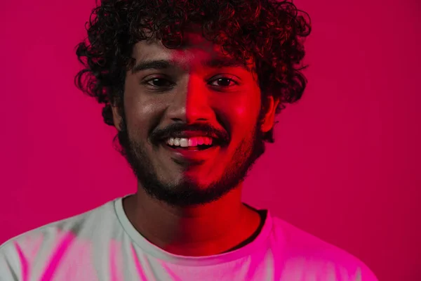 Homem Jovem Oriente Médio Sorrindo Olhando Para Fones Ouvido Câmera — Fotografia de Stock