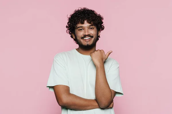 Young Middle Eastern Man Smiling Pointing Finger Aside Isolated Pink — Stockfoto