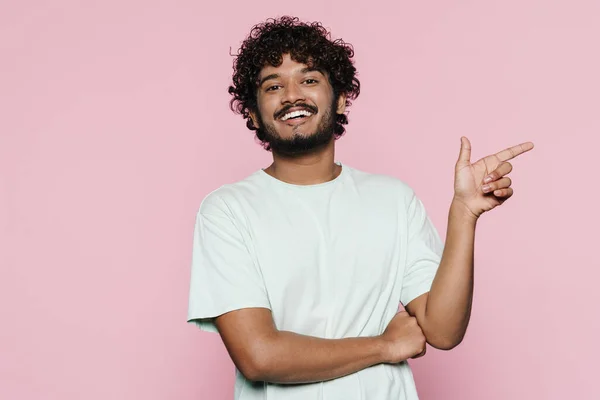 Young Middle Eastern Man Smiling Pointing Finger Aside Isolated Pink — Fotografia de Stock
