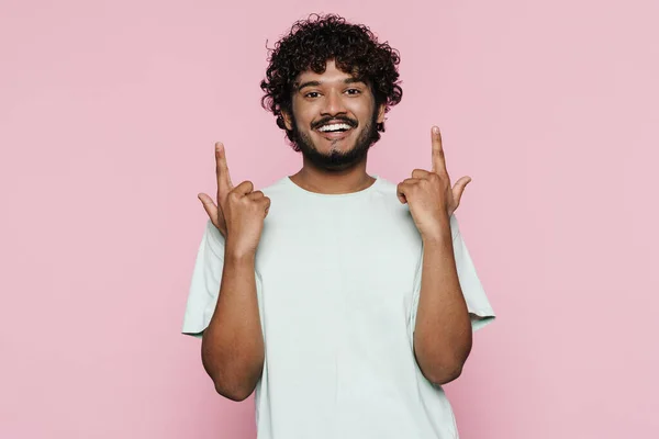 Young Middle Eastern Man Smiling Pointing Fingers Upward Isolated Pink — Fotografia de Stock