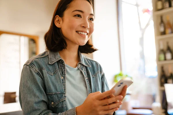 Joven Mujer Asiática Sonriendo Utilizando Teléfono Móvil Cafetería —  Fotos de Stock
