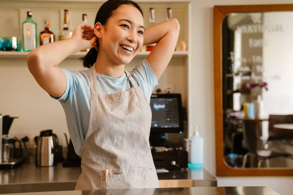 Young Asian Waitress Wearing Apron Smiling While Doing Hairstyle Cafe — Stockfoto