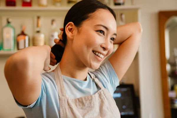 Young Asian Waitress Wearing Apron Smiling While Doing Hairstyle Cafe — Photo