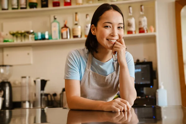 Jonge Aziatische Serveerster Dragen Schort Glimlachen Tijdens Het Werken Cafe — Stockfoto