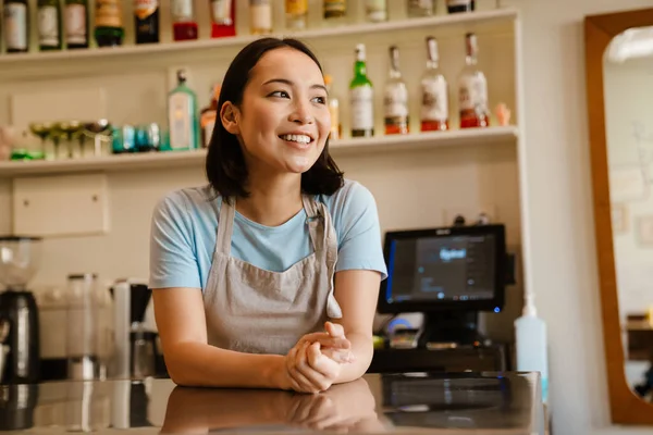Jonge Aziatische Serveerster Dragen Schort Glimlachen Tijdens Het Werken Cafe — Stockfoto