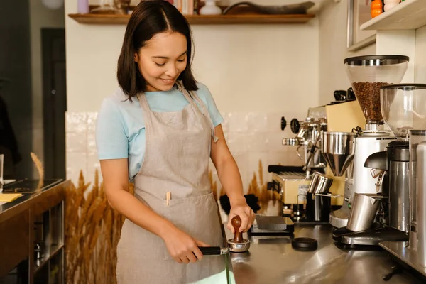 Young Asian Barista Wearing Apron Smiling While Making Coffee Cafe — Stockfoto
