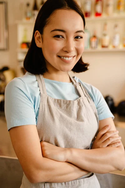 Jeune Asiatique Barista Portant Tablier Souriant Tout Travaillant Dans Café — Photo