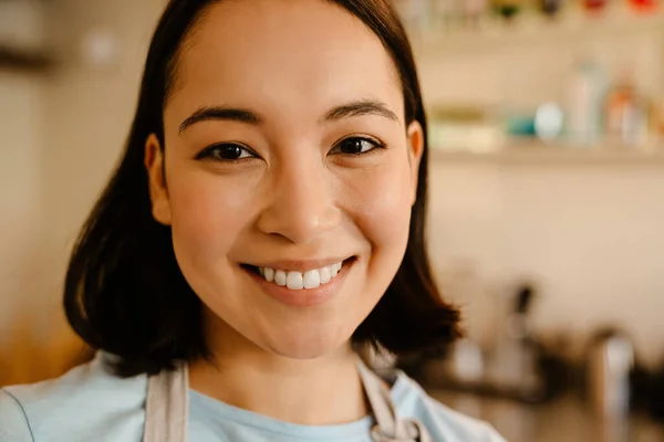 Jong Aziatische Barista Dragen Schort Glimlachen Tijdens Het Werken Cafe — Stockfoto