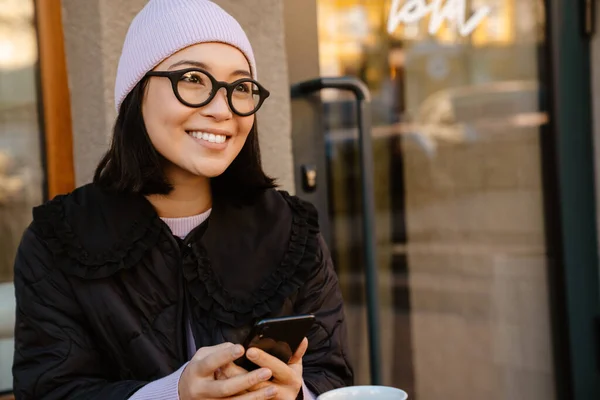 Young Asian Woman Eyeglasses Using Cellphone While Drinking Coffee Cafe — Stok fotoğraf