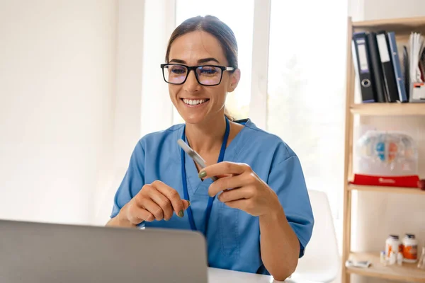 Mujer Blanca Médico Escribiendo Ordenador Portátil Mientras Trabaja Oficina Interior — Foto de Stock