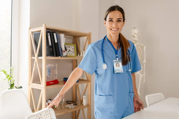 Weiße Ärztin Lächelt Während Sie Drinnen Büro Arbeitet — Stockfoto