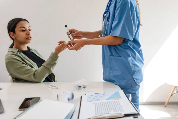 White Woman Doctor Using Glucose Meter While Working Patient Office — Stock Photo, Image