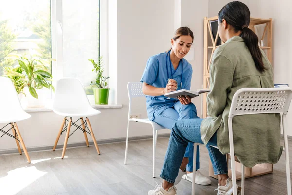 White Woman Doctor Talking Patient While Working Her Office Indoors — Foto de Stock