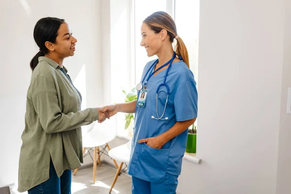 White Woman Doctor Shaking Her Patient Hand While Working Office — Stock Photo, Image