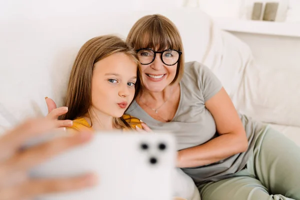 White Girl Her Grandmother Taking Selfie Cellphone While Sitting Sofa — Stok fotoğraf