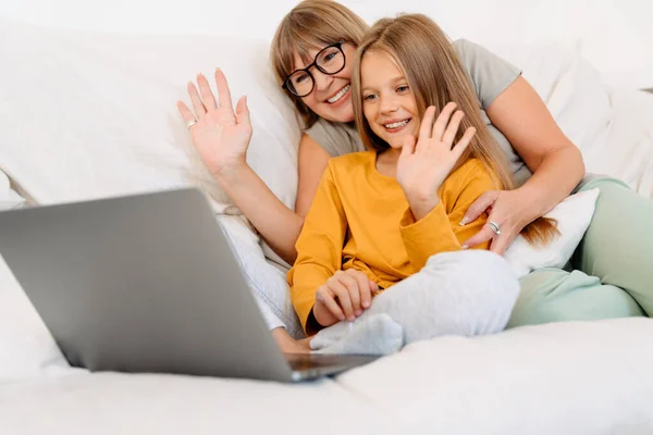 White Girl Her Grandmother Gesturing While Using Laptop Sofa Home — Stock Photo, Image