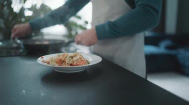 Adam masadan sebzeli bir tabak omlet alıyor ve eve götürüyor.