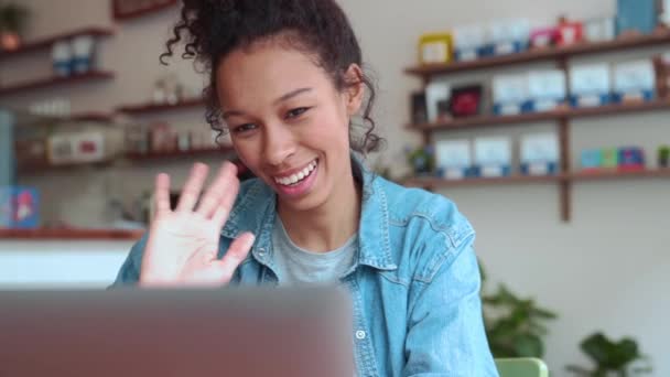 Positieve Vrouw Met Afro Haar Praten Video Oproep Laptop Cafe — Stockvideo