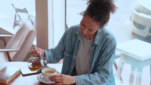 Relaxed Woman Afro Hair Drinking Tea While Sitting Cafe — Vídeo de Stock