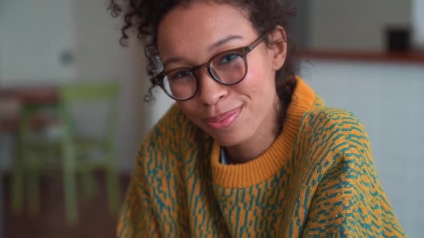 Vrolijke Vrouw Met Gele Trui Bril Kijkend Naar Camera Café — Stockvideo