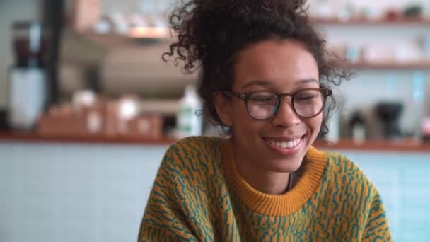 Glimlachende Vrouw Met Gele Trui Bril Kijkend Naar Camera Café — Stockvideo