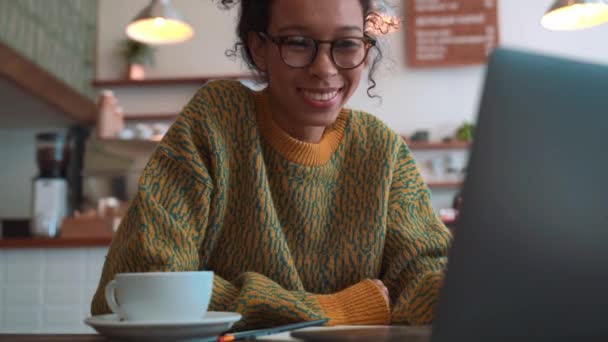 Mulher Rindo Vestindo Suéter Amarelo Óculos Falando Por Videochamada Laptop — Vídeo de Stock