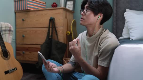 Pensivo Uomo Asiatico Che Parla Con Videochiamata Smartphone Mentre Seduto — Video Stock