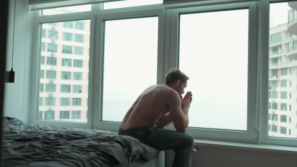 Concentrated Blond Athletic Man Naked Torso Looking Window While Sitting — Wideo stockowe