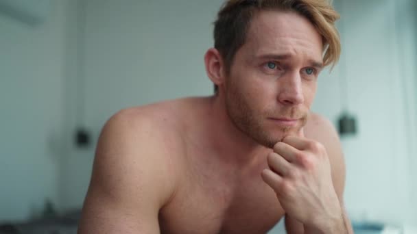 Meditative Blond Athletic Man Naked Torso Thinking While Sitting Bed — Video Stock