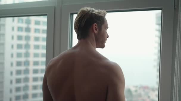 Przystojny Blondyn Atletyczny Mężczyzna Nagim Tułowia Patrząc Widok Domu — Wideo stockowe