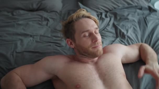 Positivo Uomo Biondo Atletico Con Busto Nudo Alzarsi Dal Letto — Video Stock