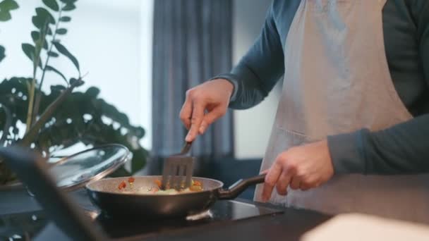 Male Hands Mixing Eggs Vegetables Pan Home — Vídeo de stock