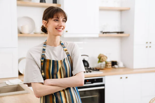 White Young Woman Wearing Apron Smiling While Standing Kitchen Home — Stok fotoğraf